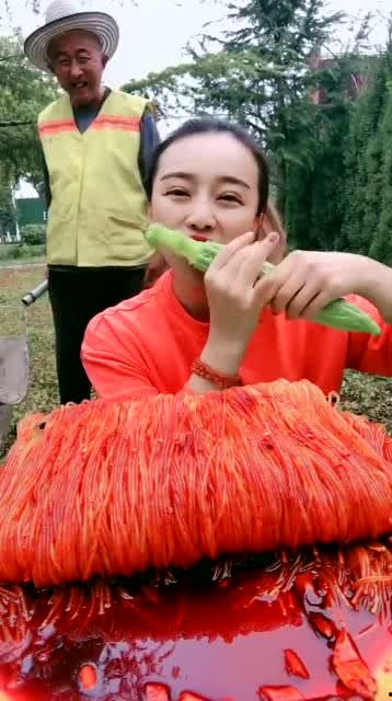 电钻女孩吃瓜,揭秘网络红人的幕后故事